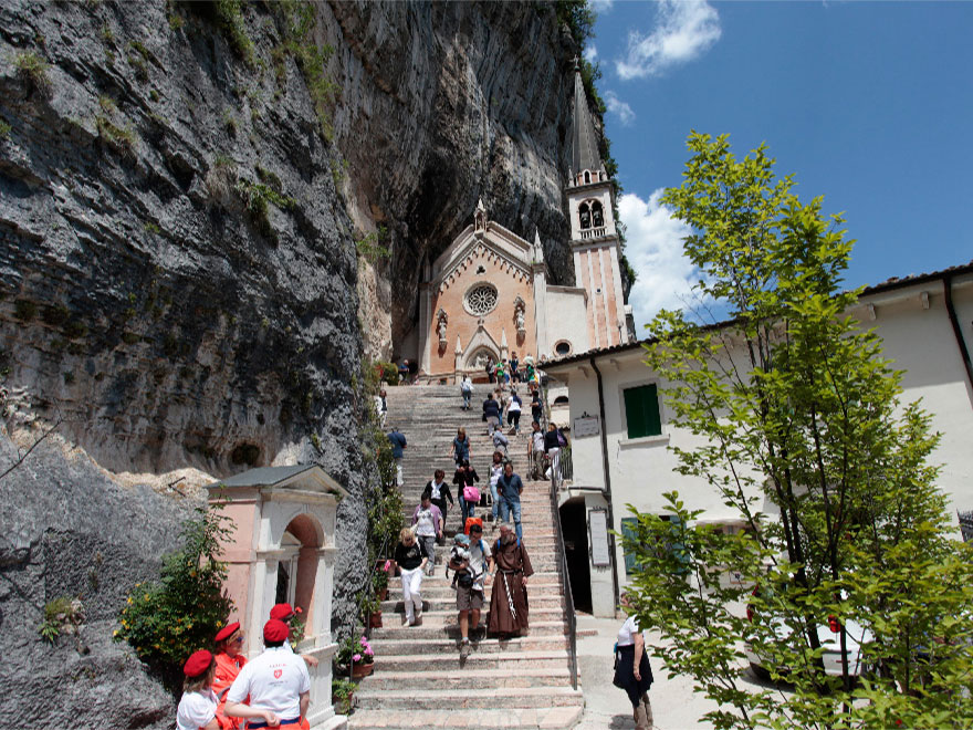 Der Wallfahrtsort Madonna della Corona in Spiazzi - Ferrara di Monte Baldo Verona